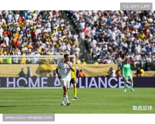 足球巨星赛场突发呕吐全场震惊引发身体状况热议关注